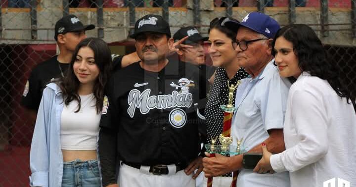 RECONOCEN BRILLANTE TRAYECTORIA DE MEDIO SIGLO EN LOS DIAMANTES DE MARIO “MAZINGER” HERNÁNDEZ