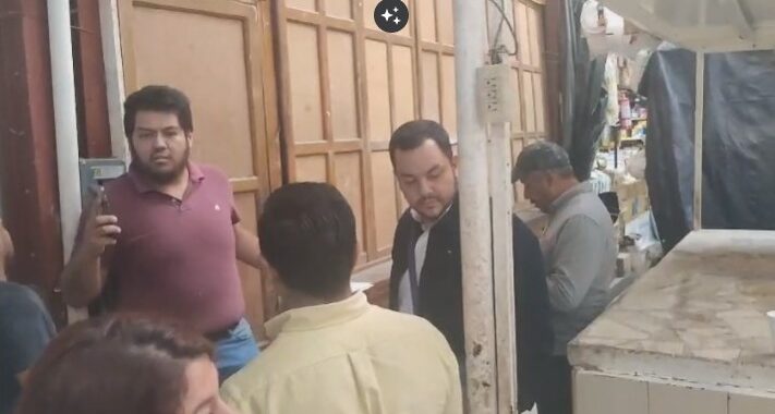 Suspenden a director jurídico de la capital, tras altercado con comerciante del mercado Hidalgo