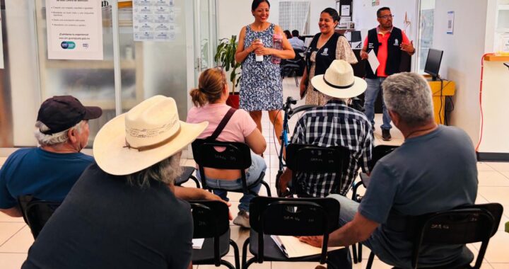 Orientan a adultos mayores migrantes sobre trámites para obtener pensión norteamericana