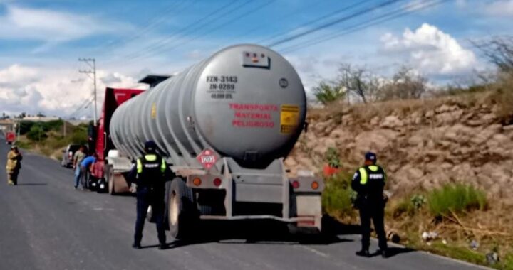 Aseguran FSPE pipa con 40 mil litros de hidrocarburo sobre carretera Celaya–SMA