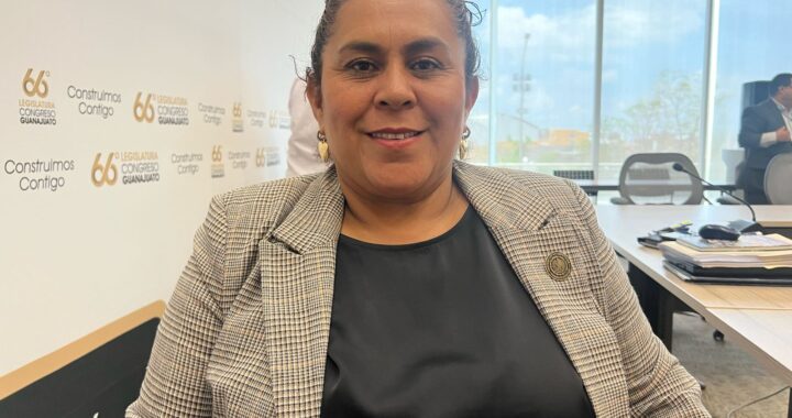 Pide diputada migrante a paisanos asesorarse antes de auto depurarse