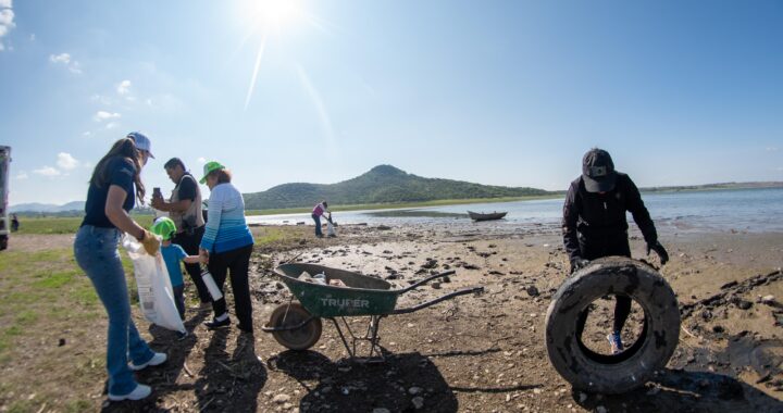 Realizan jornada de limpieza en la Presa de la Purísima