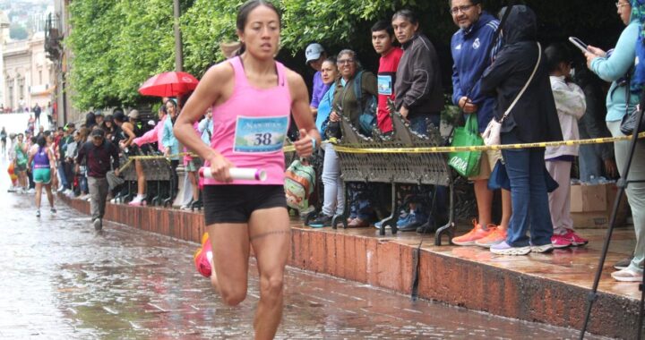 SE RELEVAN ENTRE LA LLUVIA RUMBO A LA VICTORIA