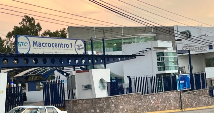 Usuarios del Centro Acuático de Valenciana, deben ser pacientes con la entrega de la obra