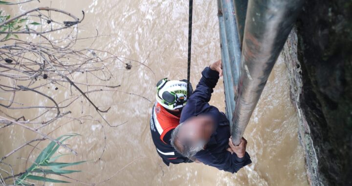 Rescata PC y policía capitalina a adulto mayor arrastrado por la corriente del río en Marfil