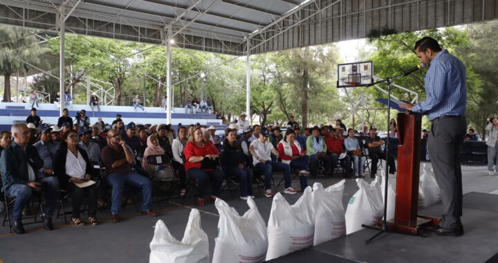 Entregan autoridades estatales y municipales fertilizante para 400 hectáreas