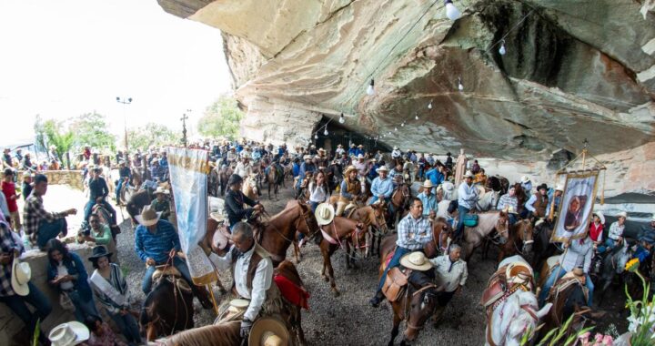 Acuden 500 jinetes a la tradicional cabalgata a la Bufa en honor a San Ignacio de Loyola