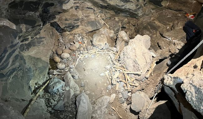 RESCATAN CONJUNTO MORTUORIO DE LAS CULTURAS DEL DESIERTO, EN UNA CUEVA SUBTERRÁNEA DE COAHUILA