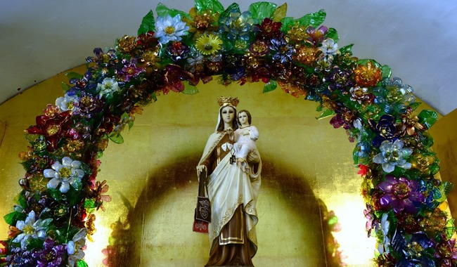CULTURA Y RECICLAJE: EL MUSEO DE EL CARMEN ADORNA IMAGEN DE LA VIRGEN CON ARCO DE FLORES HECHAS CON PET