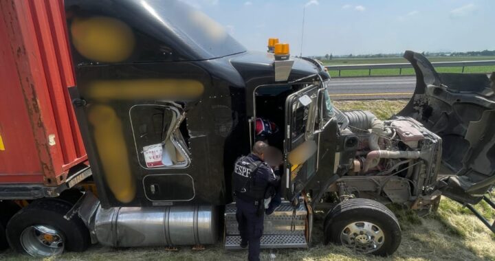 Auxilia Escuadrón Antiextorsión a conductor de tractocamión accidentado en la carretera Salamanca–León