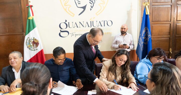 Firman autoridades municipales 92 escrituras para terrenos irregulares