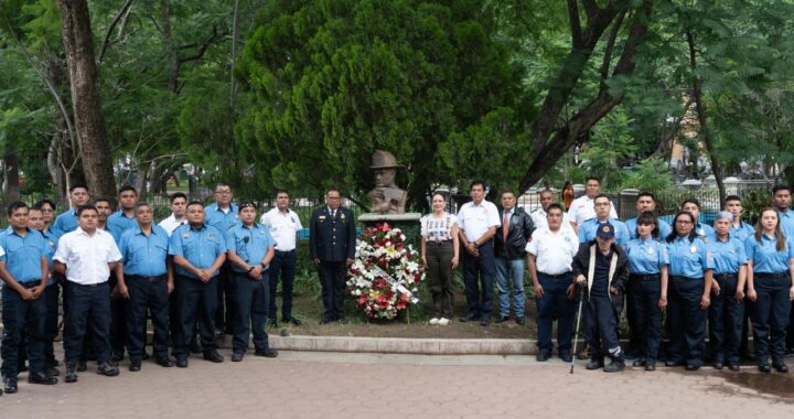 Reconocen a los 2 cuerpos de bomberos de la capital en su día