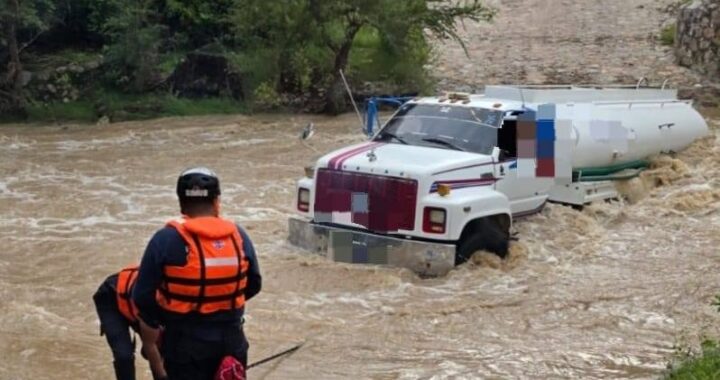 Una pipa y una camioneta fueron arrastrados por el río en la comunidad de San José del Rodeo