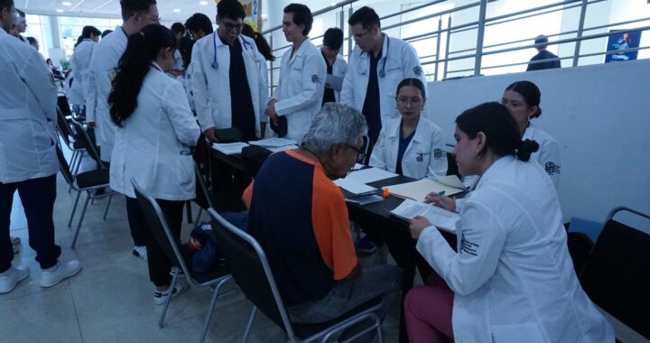 Campus León UG brinda atención y asesoría a personas de la tercera edad  