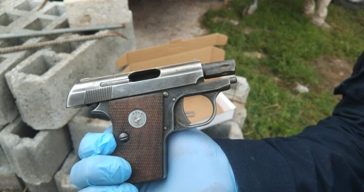 Detienen a hombre por portación y detonación de arma de fuego en la comunidad El Microbio