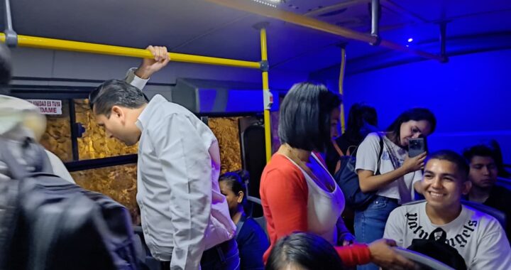 Regidores del Ayuntamiento de Guanajuato levantan encuesta con usuarios del transporte público
