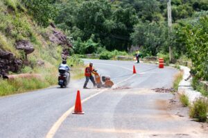 Construcciones de rampas en la Panorámica tapan cunetas y generan los baches