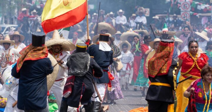 Habitantes de Santa Rosa de Lima llevan su tradición de los Indios Tejocoteros al Centro Histórico