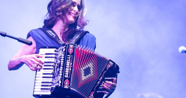 Julieta Venegas y la OSUG cautivan a los capitalinos