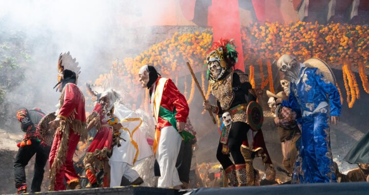 La calle subterránea se vuelve lugar de culto para honrar la muerte durante el festival