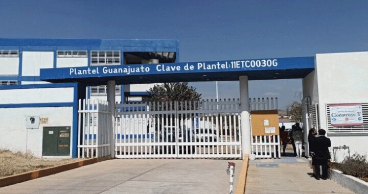 Aproximadamente 700 alumnos del CECyTEG, son beneficiados con entrega de obras