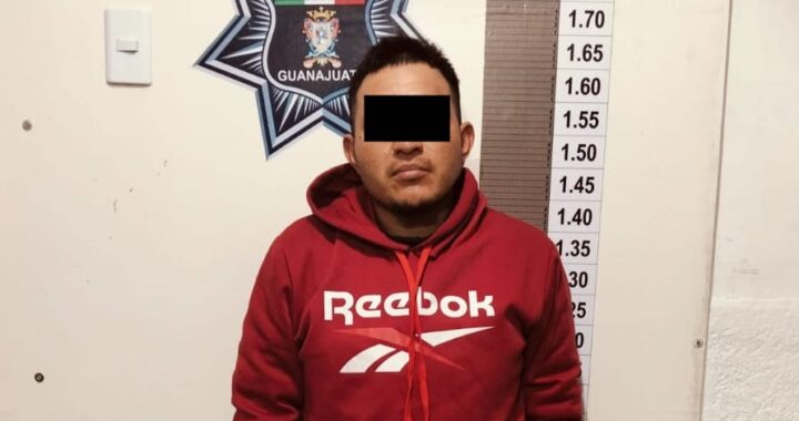 Policía recupera vehículo con reporte de robo y frustra asalto a comercio; 3 personas fueron detenidas