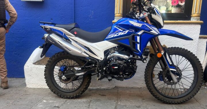 Detienen a dos por presunta posesión de droga y conducir motocicleta con reporte de robo
