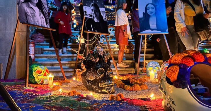 En mega ofrenda de la UG, recuerdan a los estudiantes que perdieron la vida en accidente carretero