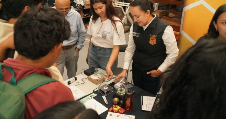 UG reconoce el Pase Regulado como motor de formación universitaria en Feria Profesiográfica Itinerante en la ENMS Guanajuato