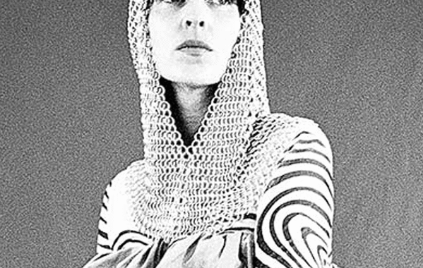 Una canción hipnótica que arrulla el tiempo, un pop onírico*