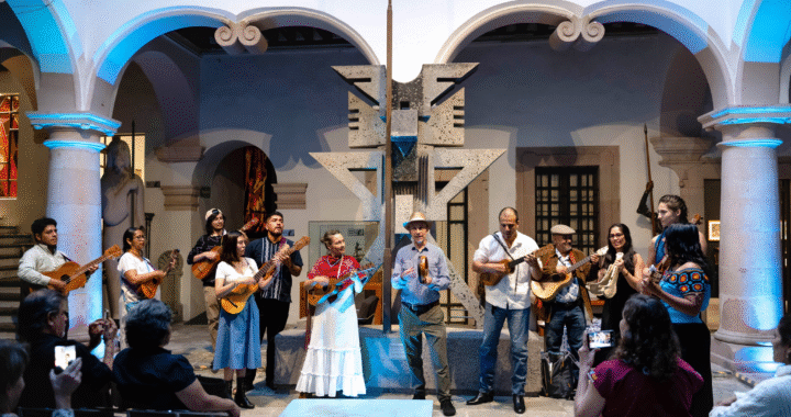 Cubre huapango jarocho al Museo Iconográfico del Quijote durante presentación editorial