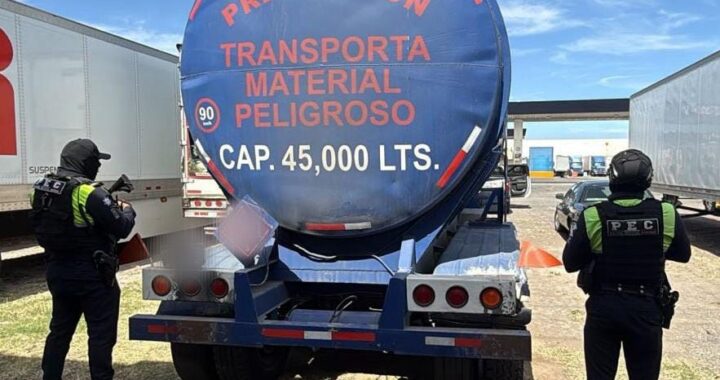 Asegura Policía Estatal de Caminos remolque con 45 mil litros de combustible en Celaya