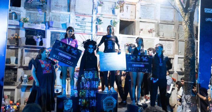 ÁNGEL PÉREZ Y GUADALUPE MENDOZA ENCABEZAN EN LA META A CIENTOS DE “MUERTOS”