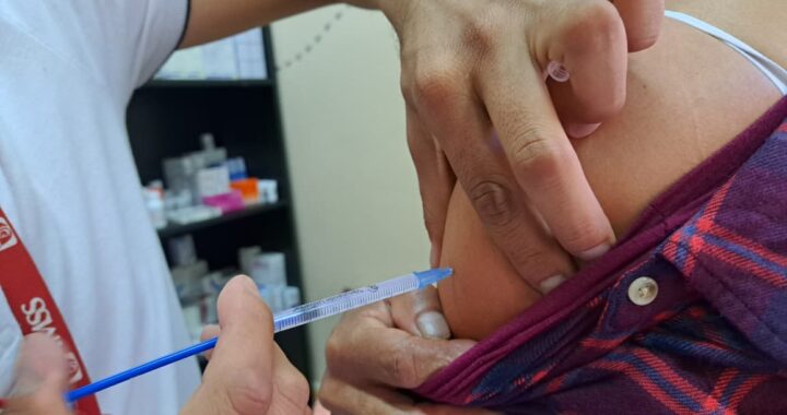 Invitan a la población de la capital a vacunarse contra la influenza y Covid