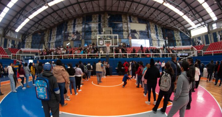 Entregan 4 mil becas a estudiantes de primaria y secundaria por parte del municipio