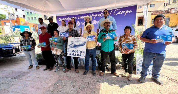 Apoyan al campo capitalino con la entrega de equipo