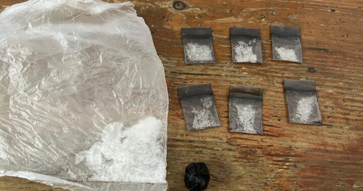 Detienen a dos hombres por posesión de presunta droga en la capital