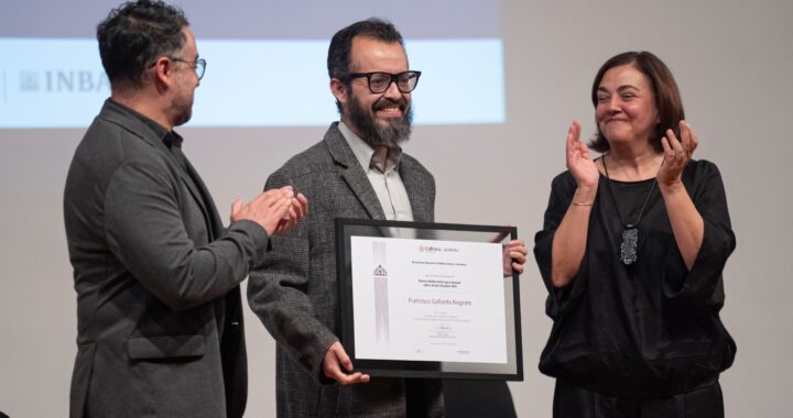 Escritor UG recibe dos premios nacionales por creación de poesía y ensayo