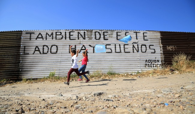 ALFONSO CARAVEO CONVERSARÁ EN CECUT SOBRE SU EXPOSICIÓN CARGANDO SUEÑOS. MOCHILAS, DESTINOS Y ESPERANZAS