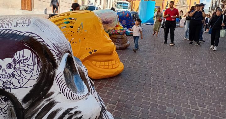 Artistas visuales de la UG presentaron intervención pictórica en cráneos de gran formato