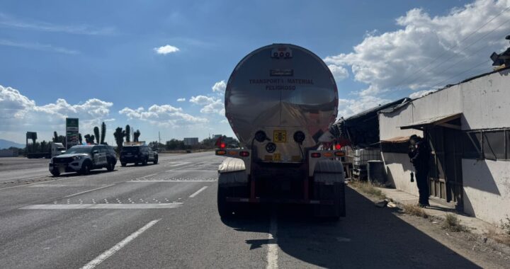 Asegura Policía Estatal de Caminos tractocamión con 38 mil litros de combustible en San Felipe