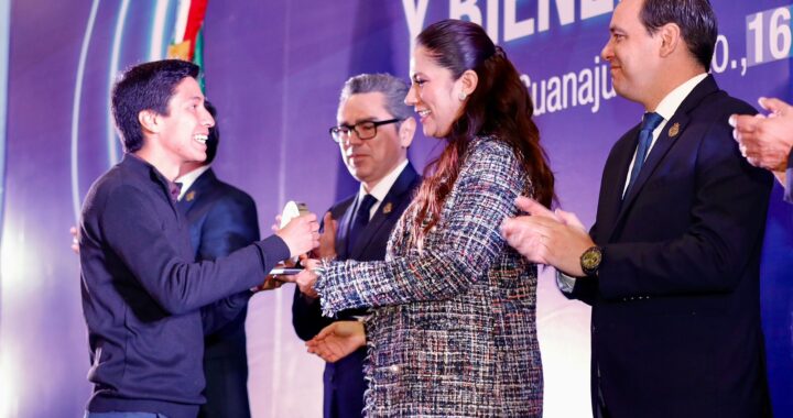 Entrega gobernadora estímulos al desempeño y bienestar laboral 2025