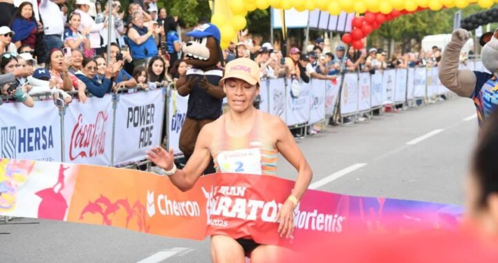 «LA GACELA» VUELA EN EL PACIFICO Y GANA EL MEDIO MARATÓN DE MAZATLÁN