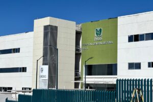 Gobernadora y Zoé Robledo supervisan obras del IMSS en la capital