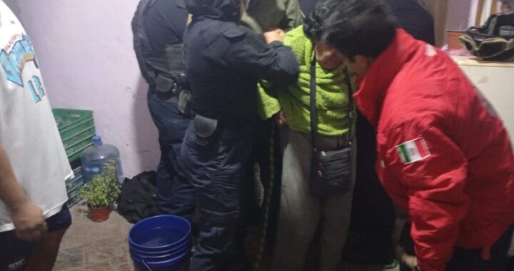 Rescata policía, PC y bomberos a tres personas de vivienda en llamas en Guanajuato Capital