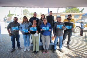 Reciben habitantes de comunidades de la capital, apoyo de cemento para la construcción