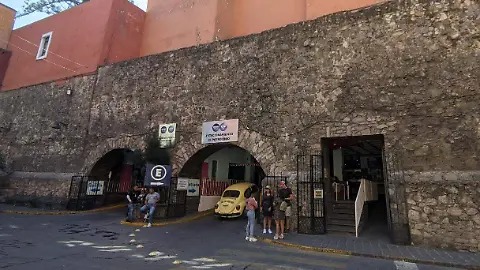 Capitalinos se quejan ante aumentos de pensión para vehículos en el estacionamiento “Patrocinio”