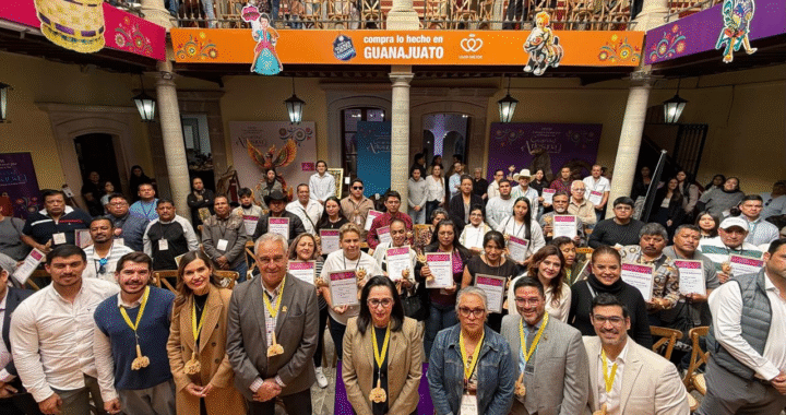 Gobierno de la Gente reconoce la creatividad de maestras y maestros artesanos