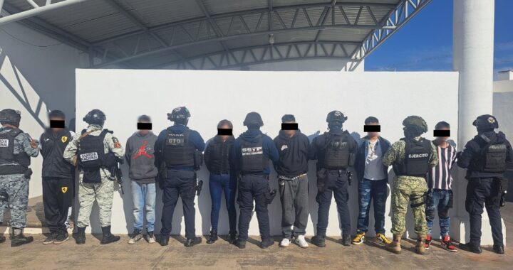 Detienen a seis personas por portación de armas, presunta droga y motocicletas en Irapuato