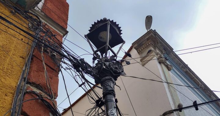 Retiran el cableado en desuso para limpiar la imagen urbana